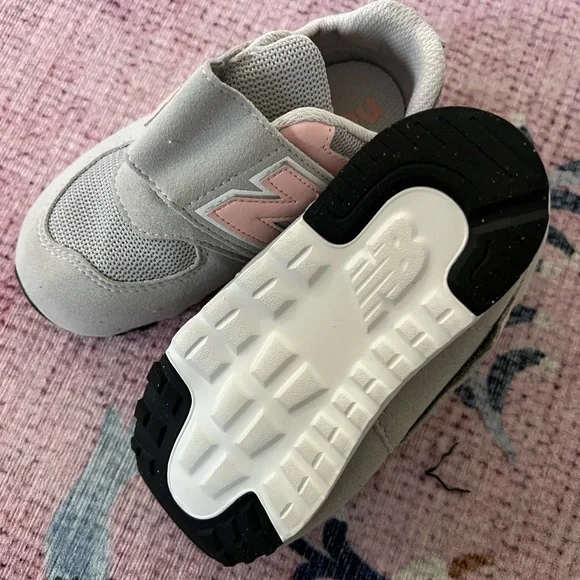 New Balance Kids' Sneakers in Beige and Pink 8.5 toddlers - Picture 2 of 3